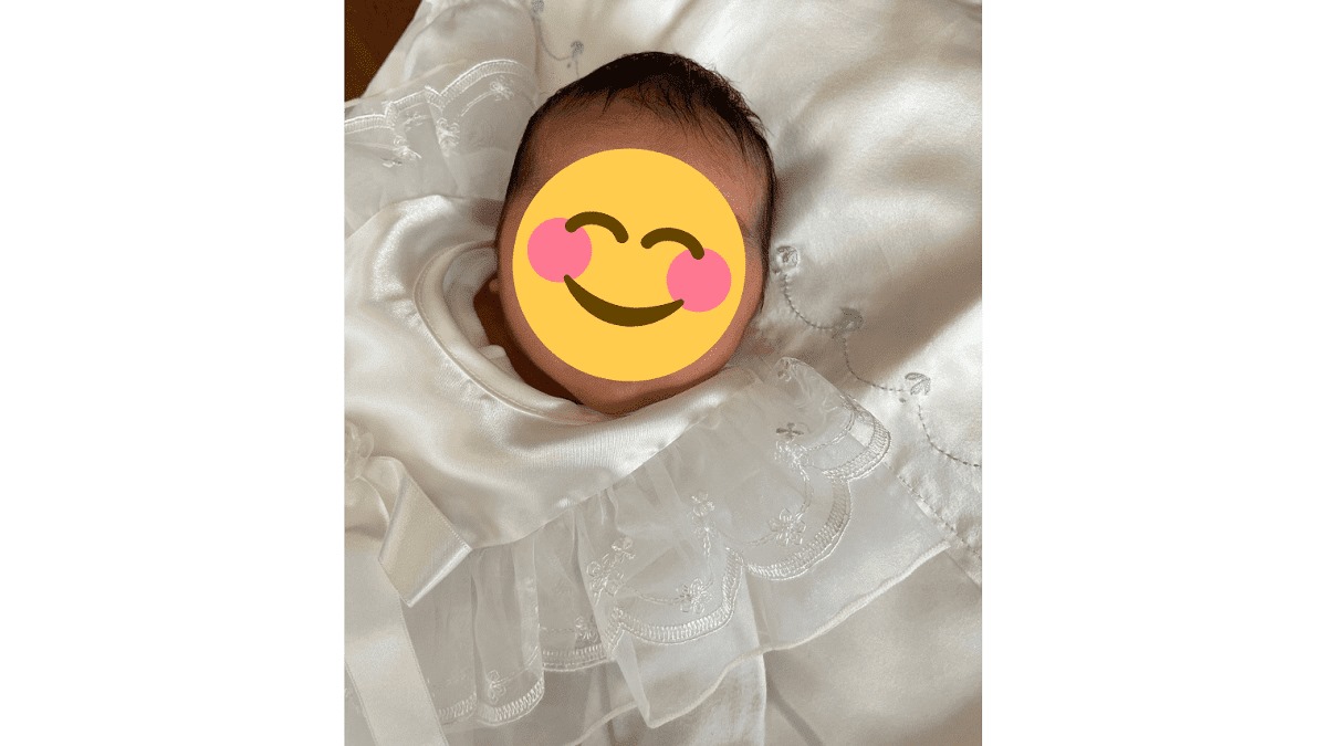 ベビードレスを着た赤ちゃんの写真