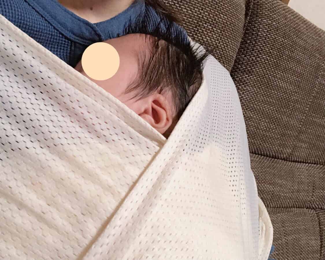 コニー抱っこ紐で寝ている赤ちゃん