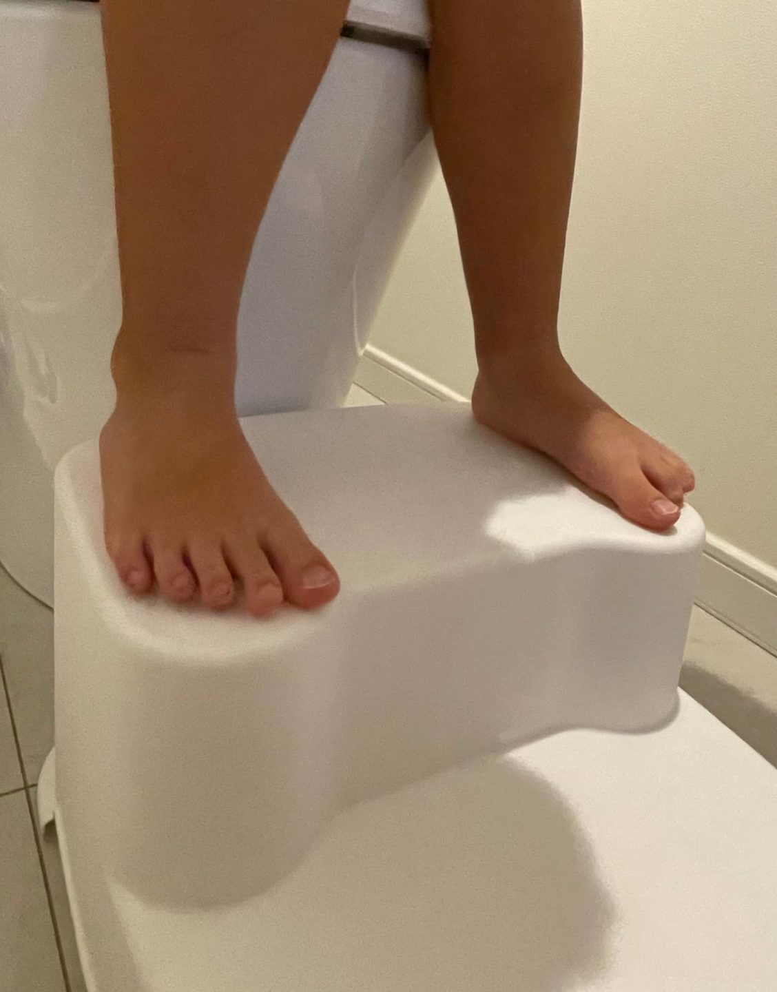 トイレで踏み台を使っている子どもの足