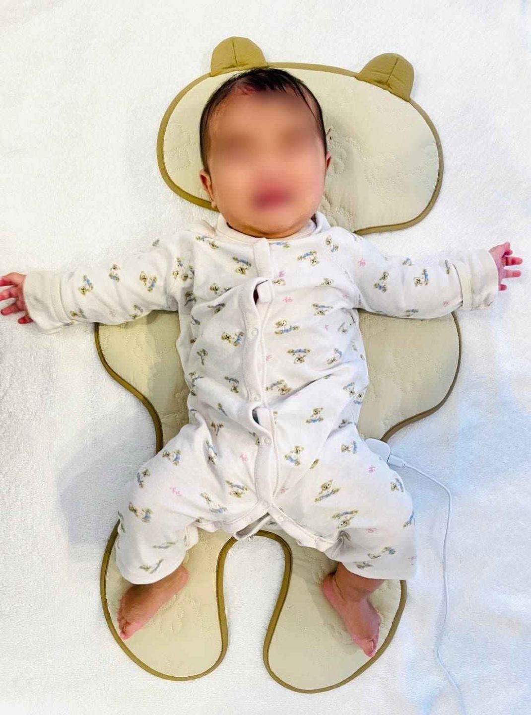 エアラブウォーム2の上に寝ている赤ちゃん